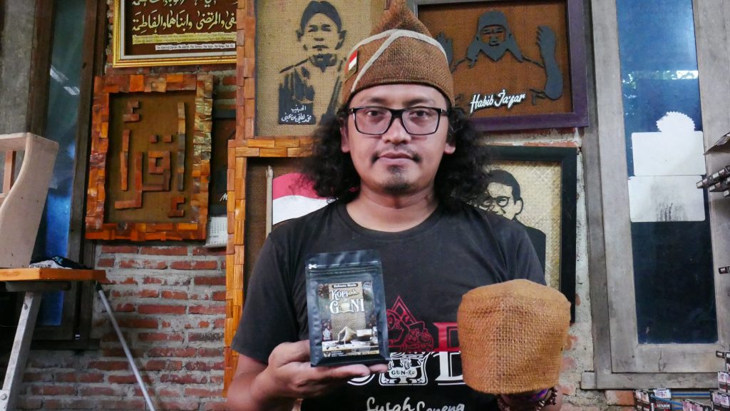 Bantu Tingkatkan UMKM Kudus, Nunung Buat Gebrakan Beli Kopi Dapat&nbsp;Peci