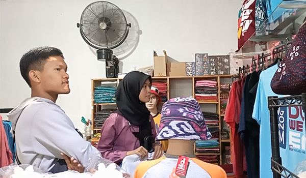 Mudik ke Pati, Joko Beli Oleh-Oleh Kaus Pati Oblong untuk Bosnya di Jepang