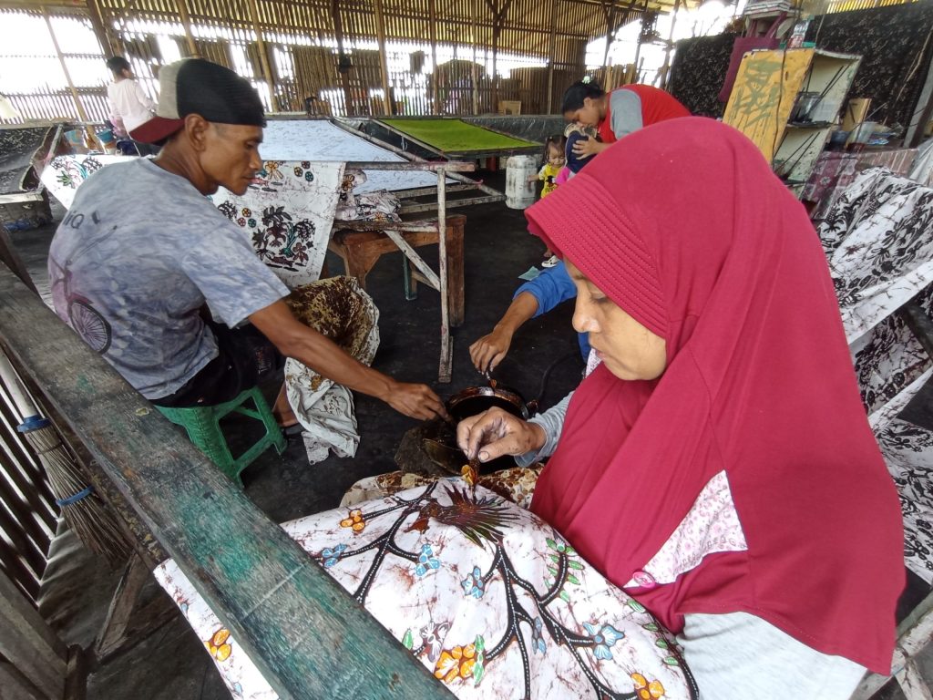 Selain Air Zamzam, Sajadah Batik Khas Pati Bisa Jadi Ide untuk Oleh-oleh dari Umrah Maupun&nbsp;Haji