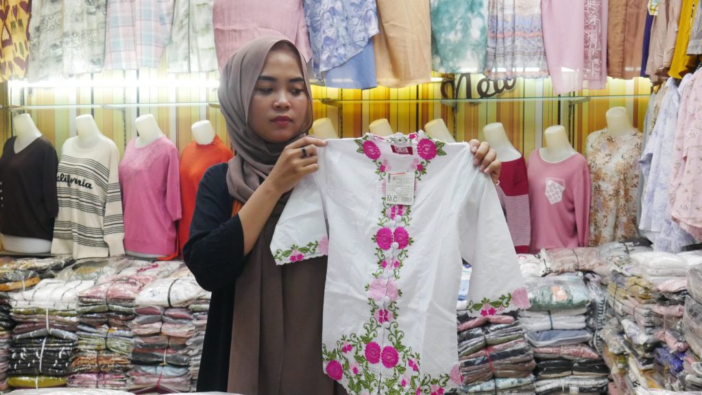 Kebijakan Seragam Pakaian Adat Buat Penjualan Kebaya di Pasar Kliwon Meningkat Hingga 400&nbsp;Persen