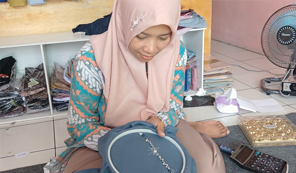Relakan Karir Impian, Hana Nekad Buka Usaha Hijab Sulam di Kudus