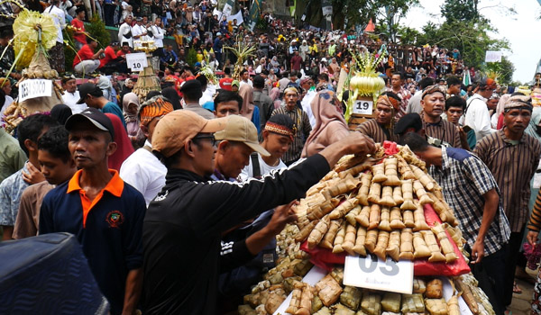Tradisi Sewu Kupat Muria Berlangsung Meriah, Ratusan Warga Berburu&nbsp;Keberkahan