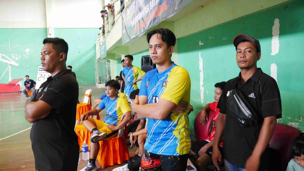 Semangati Tim, Kades Wates Ikut Main di Turnamen Voli Tingkat Kabupaten&nbsp;Kudus
