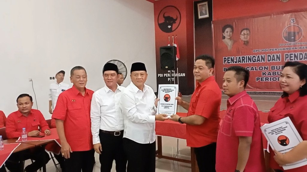 Diantar Ratusan Pendukung, Pasangan Wahyu-Haryono Daftar ke PDIP Pati