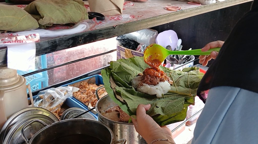 Cuma Buka Setengah Hari, Sego Godong Jati Rendeng Kudus Tak Pernah Sepi Pembeli