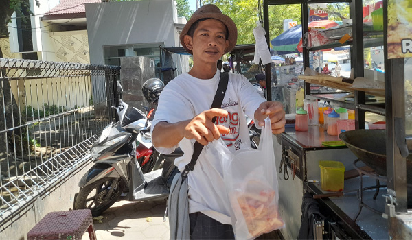 Jual Jajanan Khas Bandung di UMK, Zaki Bisa Raup Omzet hingga Rp500 Ribu Sehari