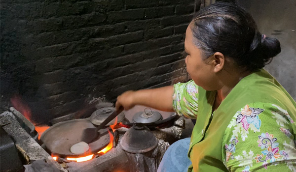 Serabi Kuno, Jajanan Murah Meriah yang Dimasak dengan Cara Tradisional