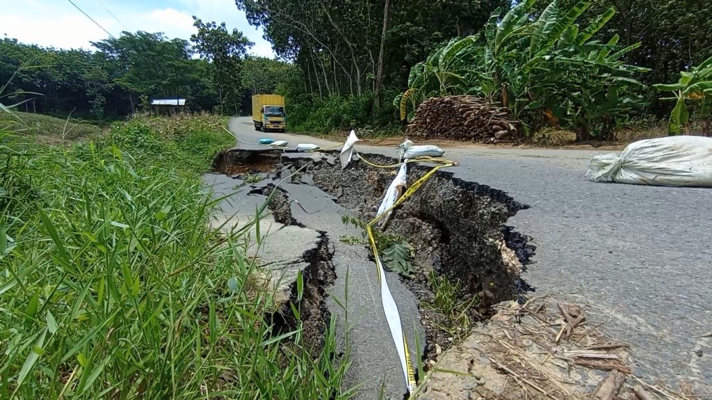 Longsor di Jalan Tambakromo-Maitan Hingga Kini Belum Ada&nbsp;Perbaikan