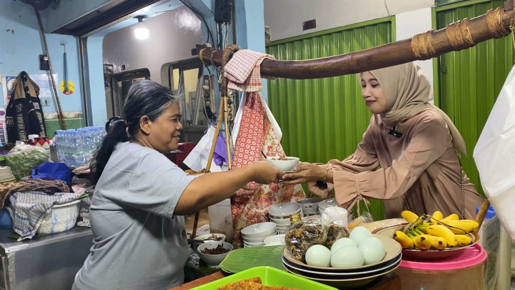 Nikmatnya Soto Kerbau Bu Marni, Berhasil Pikat Pelanggan Hingga Tiga&nbsp;Generasi