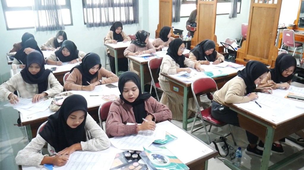 Punya Peluang Bisnis Menjanjikan, Ambar Mantap Ikuti Pelatihan MUA di Kudus