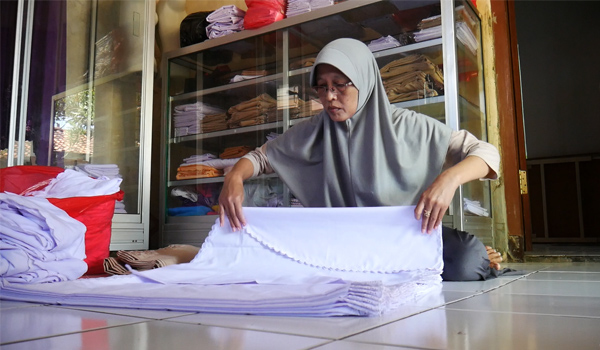 Ngeri! Omzet Jual Kerudung Sekolah Capai Rp300 Juta saat Tahun Ajaran Baru