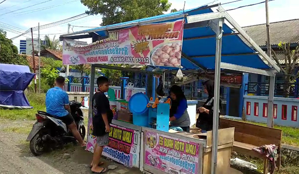Es Buah Kota Wali di Depan SMA 1 Tayu Ini Ramai Terus, Jualan 2 Jam Ludes