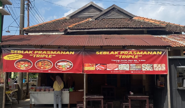 Kisah 3 Sahabat Rintis Kedai Seblak Prasmanan Triple yang Omzetnya Menjanjikan