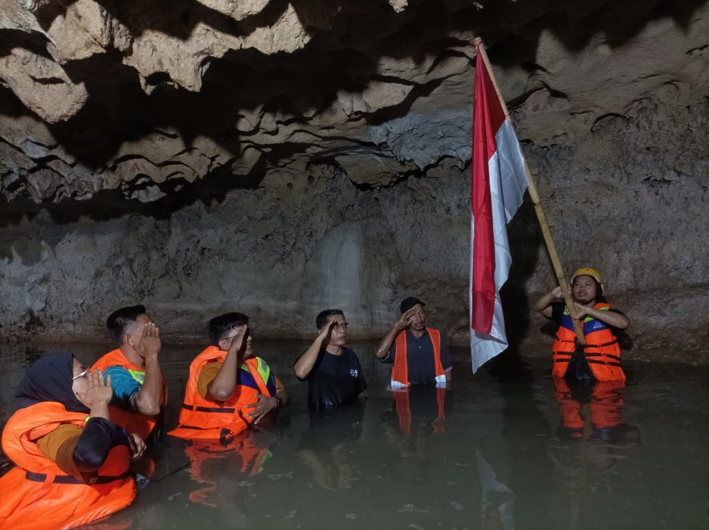 Peringati HUT RI, Jurnalis Pecinta Alam Gelar Upacara Bendera di Dalam Gua Pancur