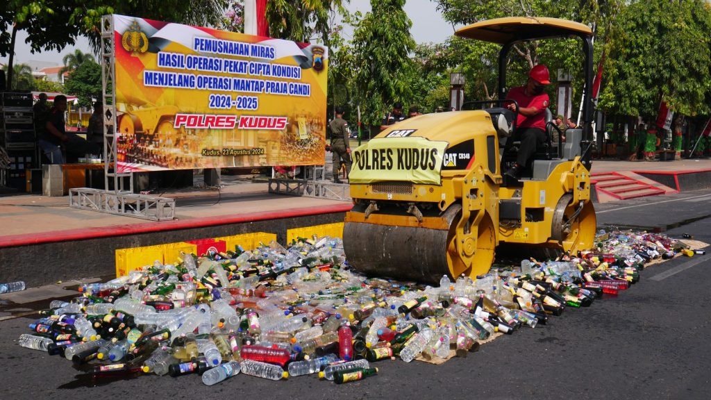 Polres Kudus Musnahkan Ribuan Botol Miras Jelang&nbsp;Pilkada