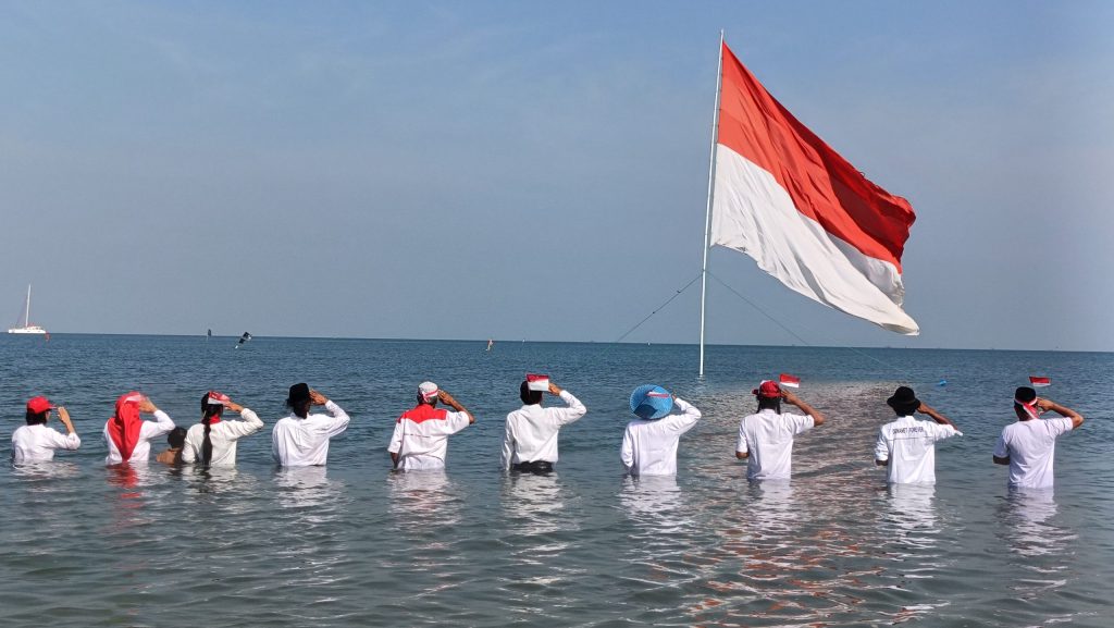 Berlangsung Khidmat, Warga Jepara Gelar Upacara 17 Agustus di Tengah Pantai Pelayaran