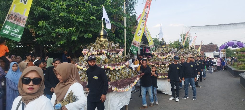 Meriahnya Tradisi Ampyang Maulid Kudus