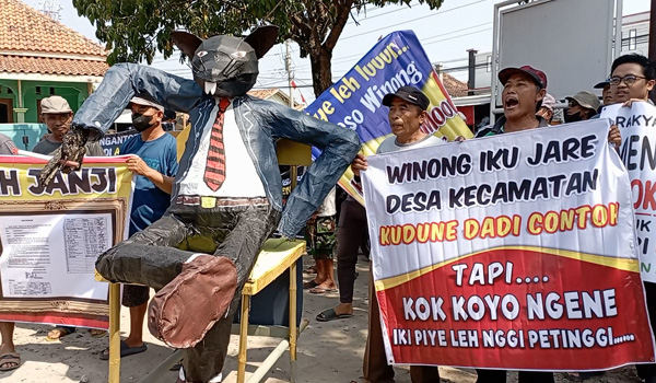 Dianggap Tak Becus Kerja, Ratusan Warga Demo Tuntut Kades Winong Mundur