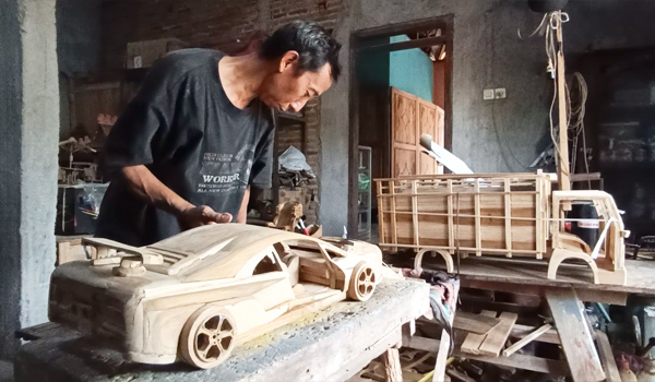 Tangan Kreatif Budi Bisa Sulap Limbah Kayu Jadi Miniatur Bernilai Jutaan&nbsp;Rupiah