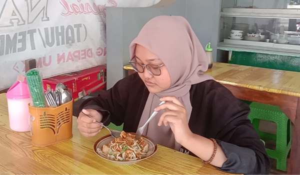 Tawarkan Rasa Gurih Tanpa Micin, Lontong Oser Podo Moro Jadi Favorit Mahasiswa